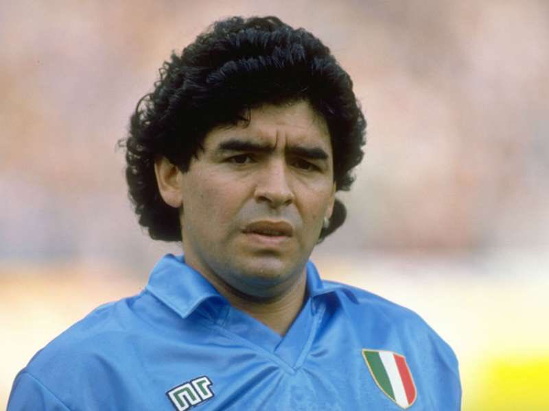 Après ça il a rejoint le club italien de Napoli pour une somme record à l'époque de 9.6 livres sterling.