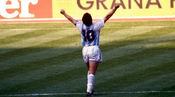 Maradona a été capitaine de l'équipe nationale argentine à la victoire lors de la Coupe du monde de 1986 au Mexique, remportant la finale à Mexico contre l'Allemagne de l'Ouest .