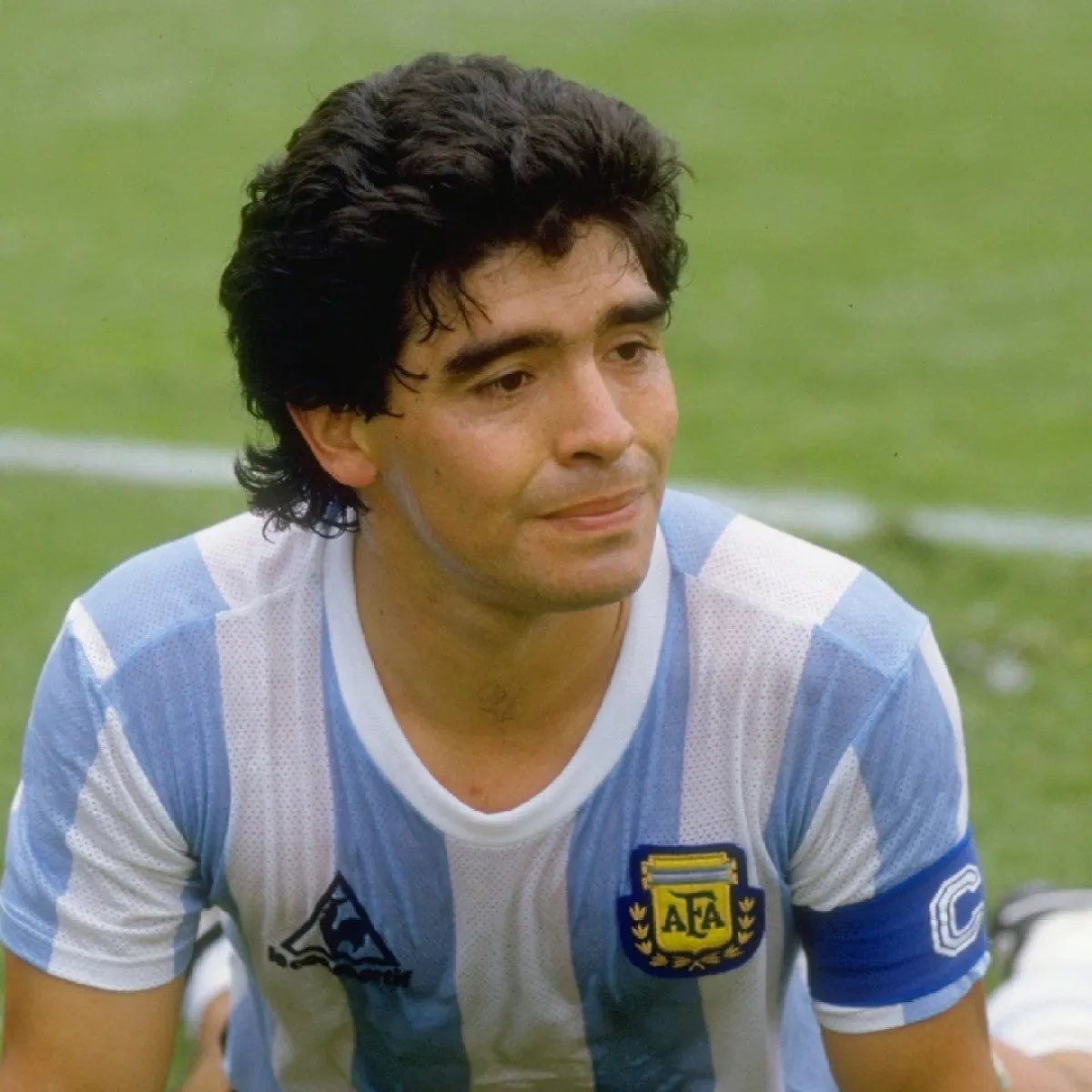 [ L'ARGENTINE ]Pendant son temps avec l' équipe nationale argentine , Maradona a marqué 34 buts en 91 apparitions. Il a beaucoup apporté pour son pays notamment à la Coupe du Monde 1986 qu'on va parler ici!