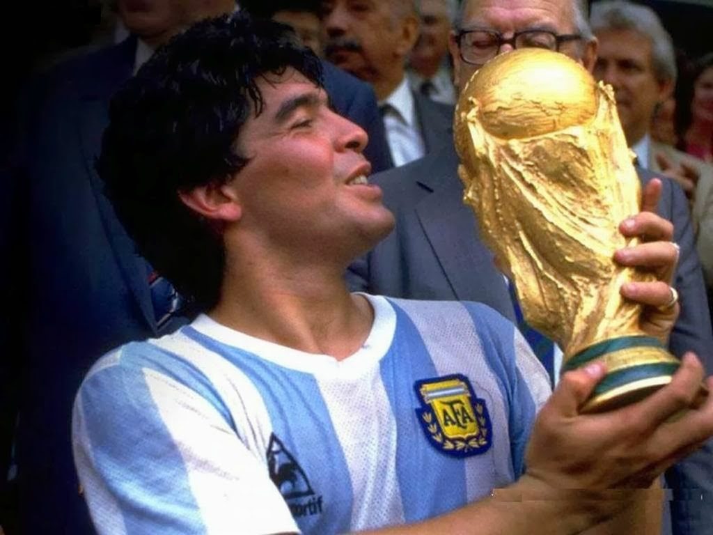 L'Argentine a battu l'Allemagne de l'Ouest 3–2 devant 115 000 fans à l'Azteca avec Maradona soulevant la Coupe du monde en tant que capitaine.