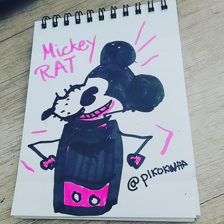 PiKoKiNhA's tweet photo. Estaria eu sobrevivendo para riscar papel ou estou rabiscando papel pra sobreviver?
#mickeyrat #mickeyfeio https://t.co/cjOxad8I59