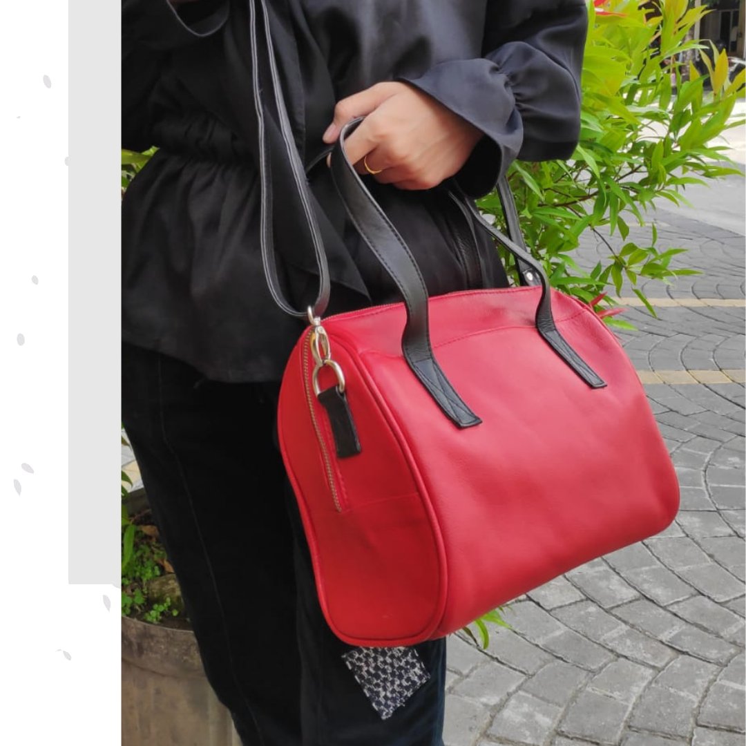 ChemzBagMaker's tweet photo. strap tas bisa dibuat dari bahan yang sama dengan tas loh..

tas kulit asli ini salah satunya. pengen punya tas yang full leather atau kulit asli termasuk tali tasnya juga tentu bisa. kombinasi warna hitam dan merah membuat tas ini tidak monoton, yuk langsung aja cek link bio ya! https://t.co/vdCskF48CK