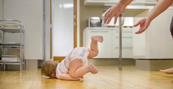 Jika anak terjatuh dan terhantuk kepala ada beberapa perkara yang ibubapa perlu periksa pada anak. Mohon ingat perkara-perkara ini dengan baik.Bebenang  #MedTweetMY