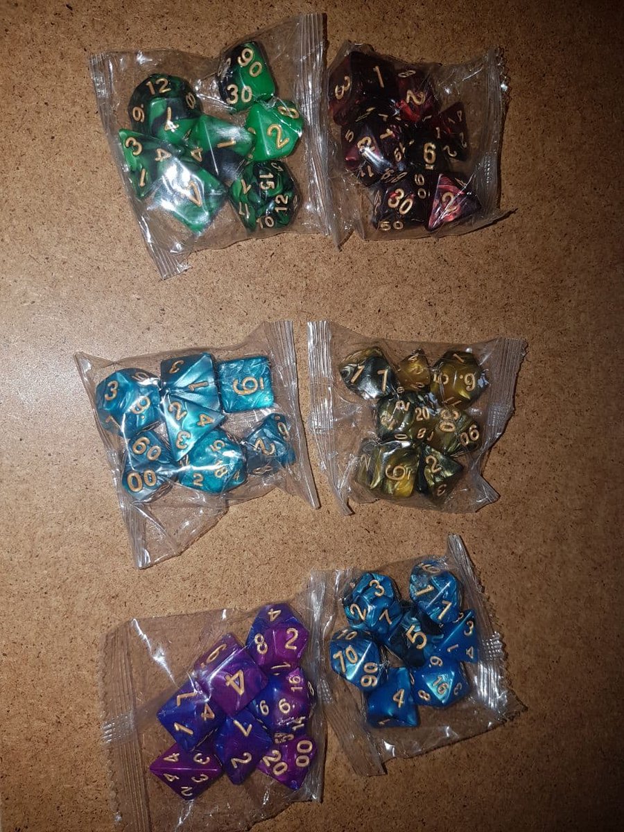 Draconigen_net's tweet image. Wir laden euch zum diesjährigen Weihnachtsgewinnspiel ein. Das #Gewinnspiel läuft bis zum 15.12 um 23:59 Uhr. 

Wir verlosen 3 Pakete mit Leckereien und jeweils 2 Würfelsets in den abgebildeten Farben. 
Weitere Infos: draconigen.net/index.php/de/n…

#pnpde #Rollenspiel #RPG #LARP #dnd