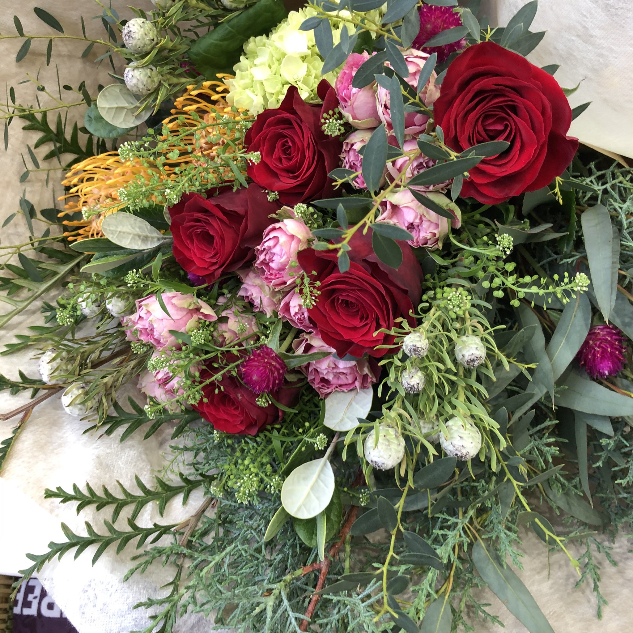 Flower Shop Hanayuri ドライフラワーになりやすい花を使った花束 ユーカリなどの葉物やネイティブフラワー バラなどでお作りいたしました 生花からドライフラワーになって行く過程も楽しんでいただけたら 花のある生活 福岡花屋 花屋 フロー