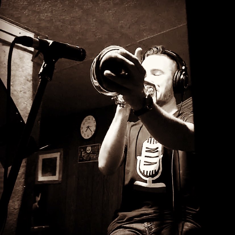 VincentShickora's tweet photo. Recording sessions are always fun 🎙🎧
📸: @CBPRallyTowel
#VincentShickoraMusic #ShickoraMusic #Shickora #VWSMusic #BigBoyBrass #BrassBand #Recording #RecordingSession #Studio #StudioSession #Microphone #Trumpet #TrumpetPlayer #Plunger #Jazz #Improv #Music https://t.co/JtES4DrPxs