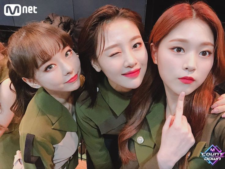LOONARPBR's tweet photo. orbits!! aqui quem fala é a Hyunjin juntamente com a Yves para falar que nós do loona estamos procurando uma linda Vivi Unnie para nós. caso alguém queira ser é preciso nos chamar na dm daqui. se cuidem, fiquem atentos para as novidades, beijinhos da hyun ~~ 

#HYUNJIN https://t.co/hcc89kJvKw
