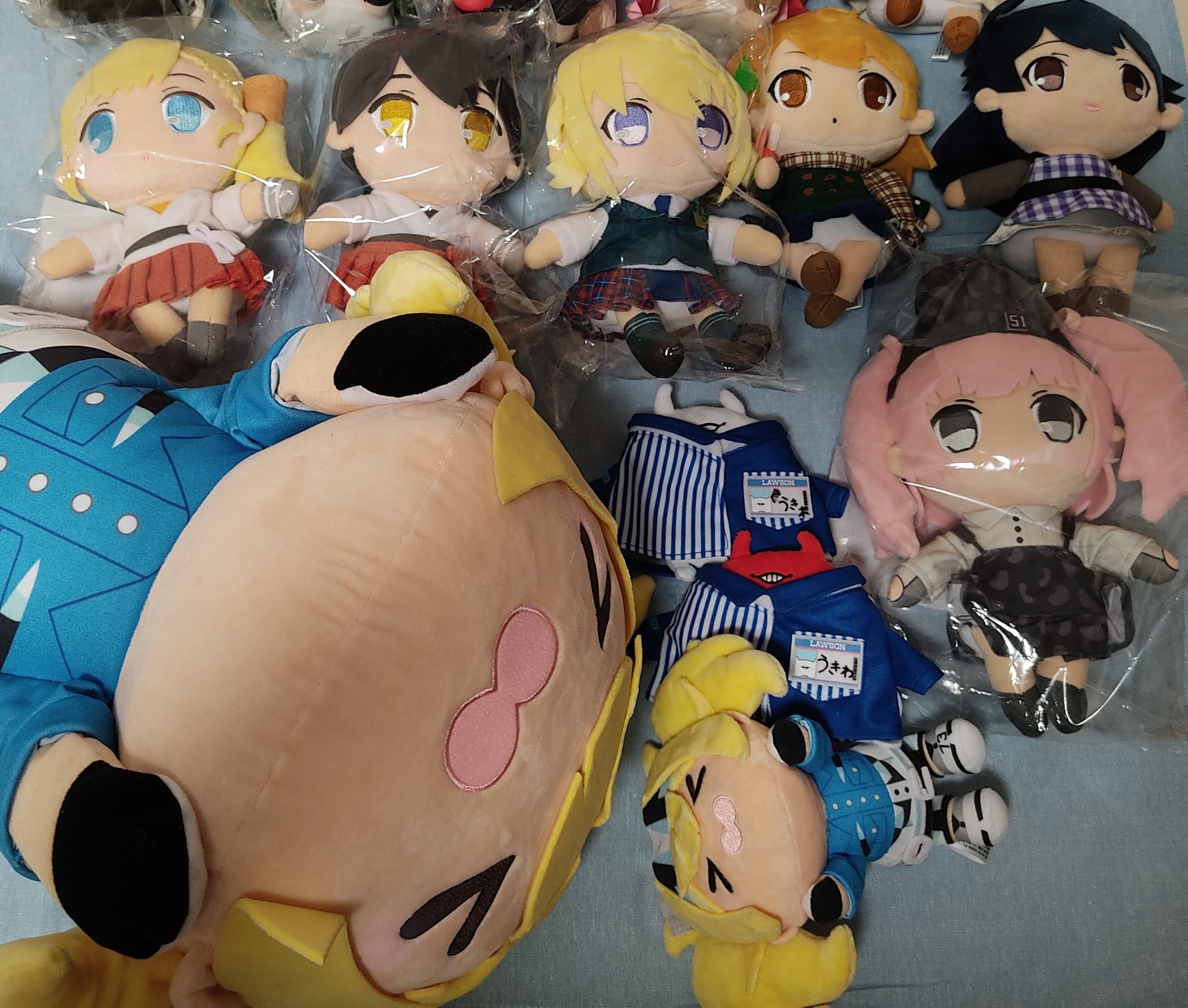 Efiniaz1 甲甲甲甲乙 ローソンで艦これコラボぬいぐるみのパース アトランタ 神鷹 大鷹引き取って来ました で せっかくなので今までローソンコラボで発売された艦これぬいぐるみ 全種類 並べてみました 今回のも含めて全種類 微妙に大きさ違い