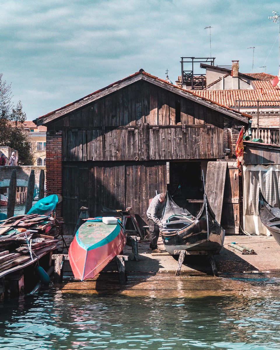 TurismoVeneto's tweet photo. Sapete cos’è lo #squero? A #Venezia con questo termine si indicano ancora i caratteristici cantieri per le imbarcazioni a remi, tra cui la celeberrima gondola.
Lo Squero di San Trovaso a Dorsoduro è uno dei pochi ancora attivi in città
#VisitVeneto
(Foto IG andrea.torte) https://t.co/fUlgHVaqXq
