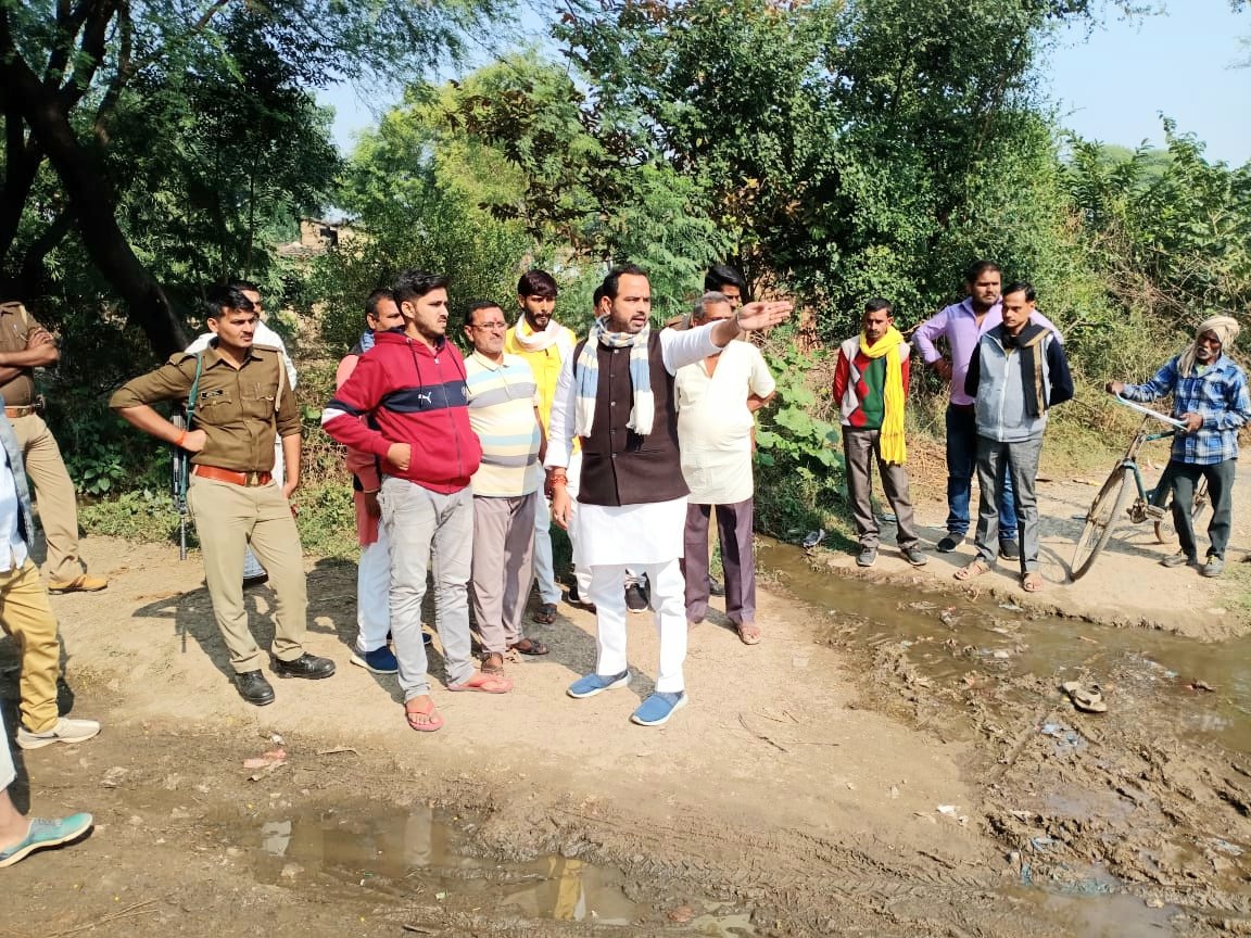 आज अपने गाँव मण्डौर में भ्रमण कर जल निकासी के सम्बंध में ग्राम वासियों की प्राथमिकता के आधार पर कार्ययोजना तैयार करने की सहमति बनी