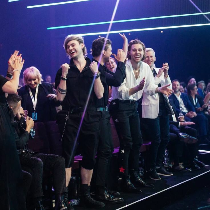 adrithafangirl's tweet photo. 5SOS son el único acto que ha ganado el  premio ARIA Song Of The Year (Canción del año) 3 veces!! 🎉

2014: She Looks So Perfect
2018: Youngblood
2020: Teeth https://t.co/zEITtexBff