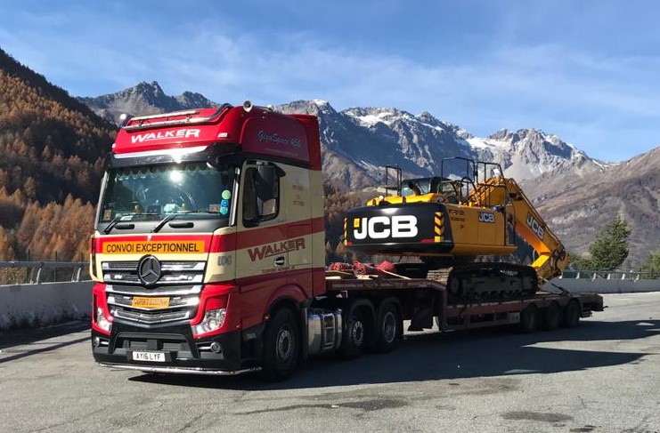 European machinery and plant haulage @Walker_Tuxford  #walkerandsonhauliersltd #lowloader #heavyhaulage #broshuis #heavytorque #trucks #haulage #trucking #transport #logistics #roadtransport #specialisthaulage #europeanhaulage #truck #jcb #europeantransport #excavatortransport