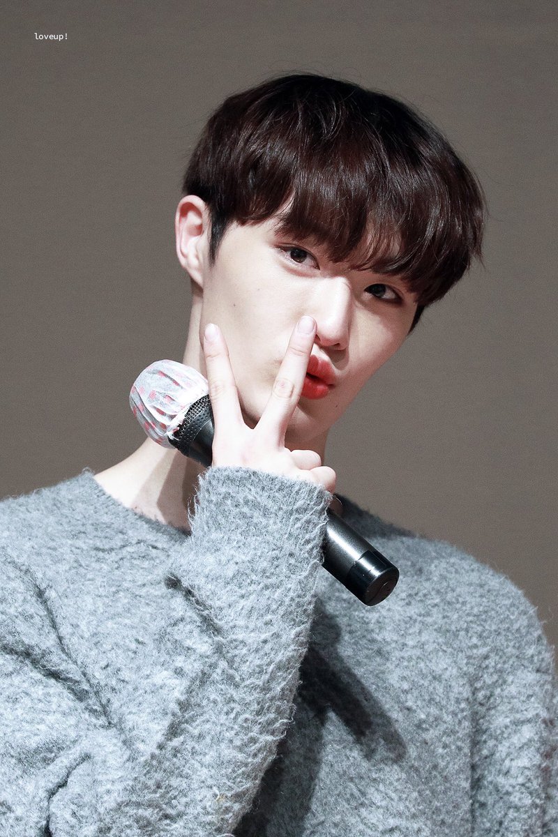 loveup723's tweet photo. 201121 신나라 팬사인회 🐰✌🏻 #CIX #씨아이엑스 #현석 #윤현석 https://t.co/CPlDrUBp6d