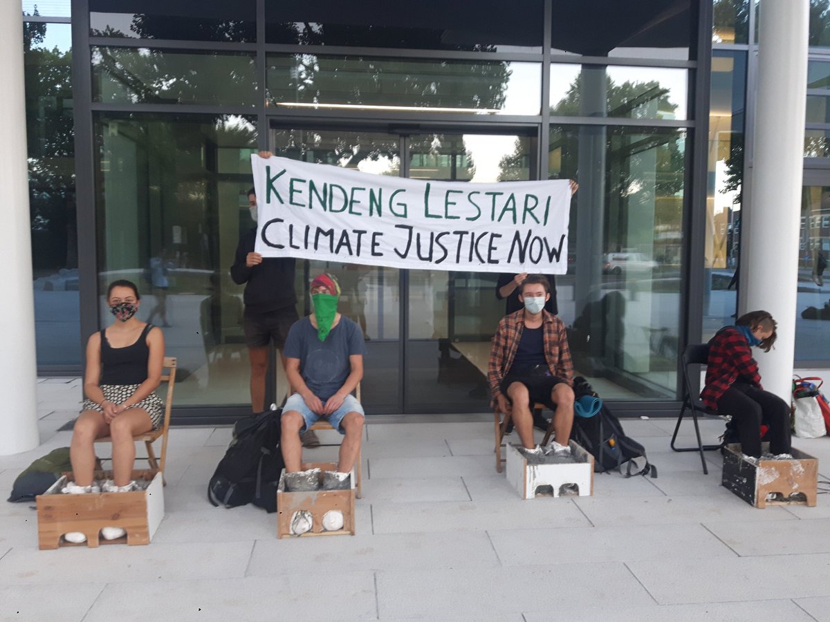 WurzelnB's tweet photo. @vonderleyen you are giving BlackRock the right to regulate itself. Is that how you are being serious about protecting the planet? BLK is the world leader in fossil fuels and cement investment! See what we think about BlackRock &amp; @hc_group below:
#DropTheDeal #bockwirdzumgärtner https://t.co/qTNUg0JM2M