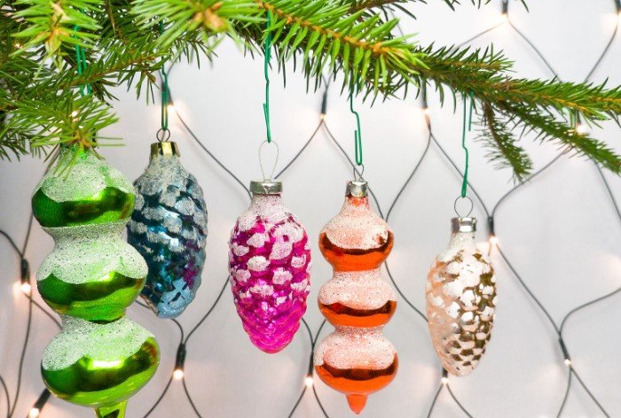 дошколята украшение на елку. скрепки для елочных игрушек. елка украшенная бусами. лайфхаки игрушки для ёлки. на что повесить елочные игрушки на елку.