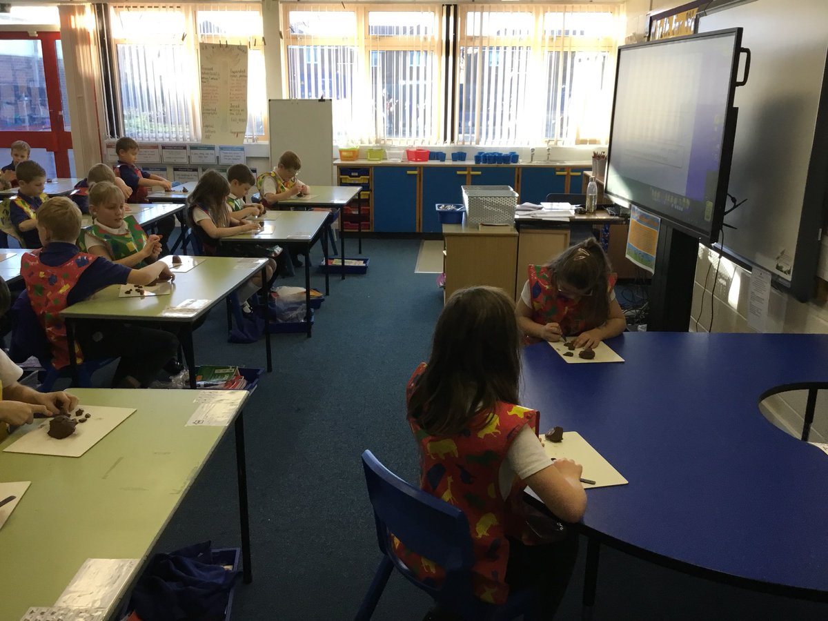 Hadrian_Park's tweet photo. 4A are enjoying becoming sculpters today in Art. We have loved using clay to make our own Anglo-Saxon inspired jewellery. #HPPS4aSealions #HPPSArt https://t.co/mDz789JWlM