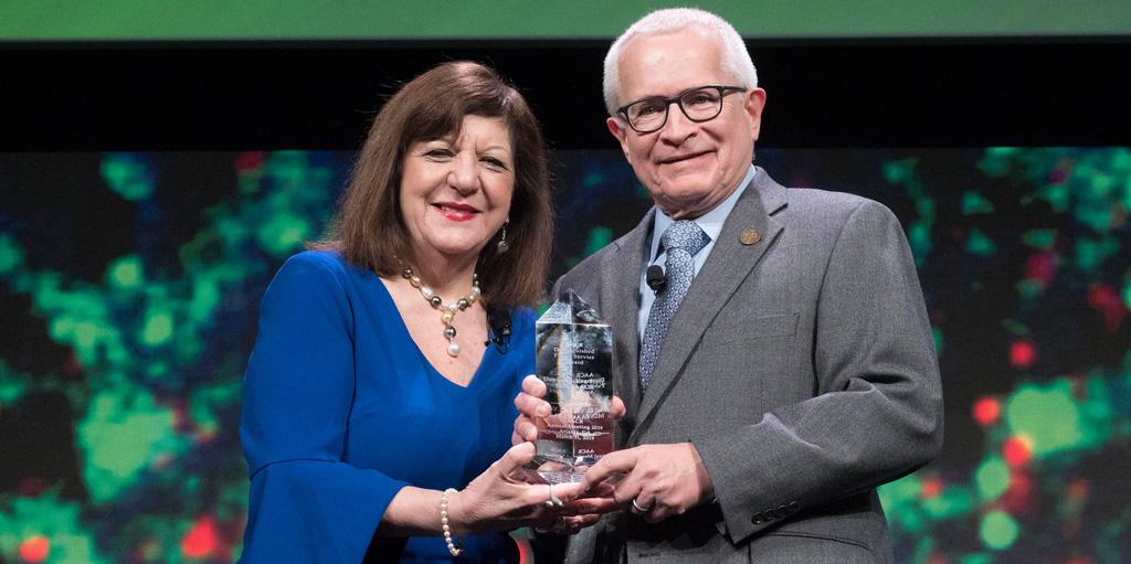 AACR_CEO's tweet photo. I am delighted that the @AACR has established this award to honor Dan Von Hoff’s exceptional contributions to the training of cancer investigators. https://t.co/PLglyNQsKL /1 https://t.co/Zg1WyJ45iW