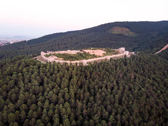 İstanbul'un en yüksek noktası! Tepesindeki kaleden çoğu İstanbullu haberdar değil.
mill.yt/ybaxj