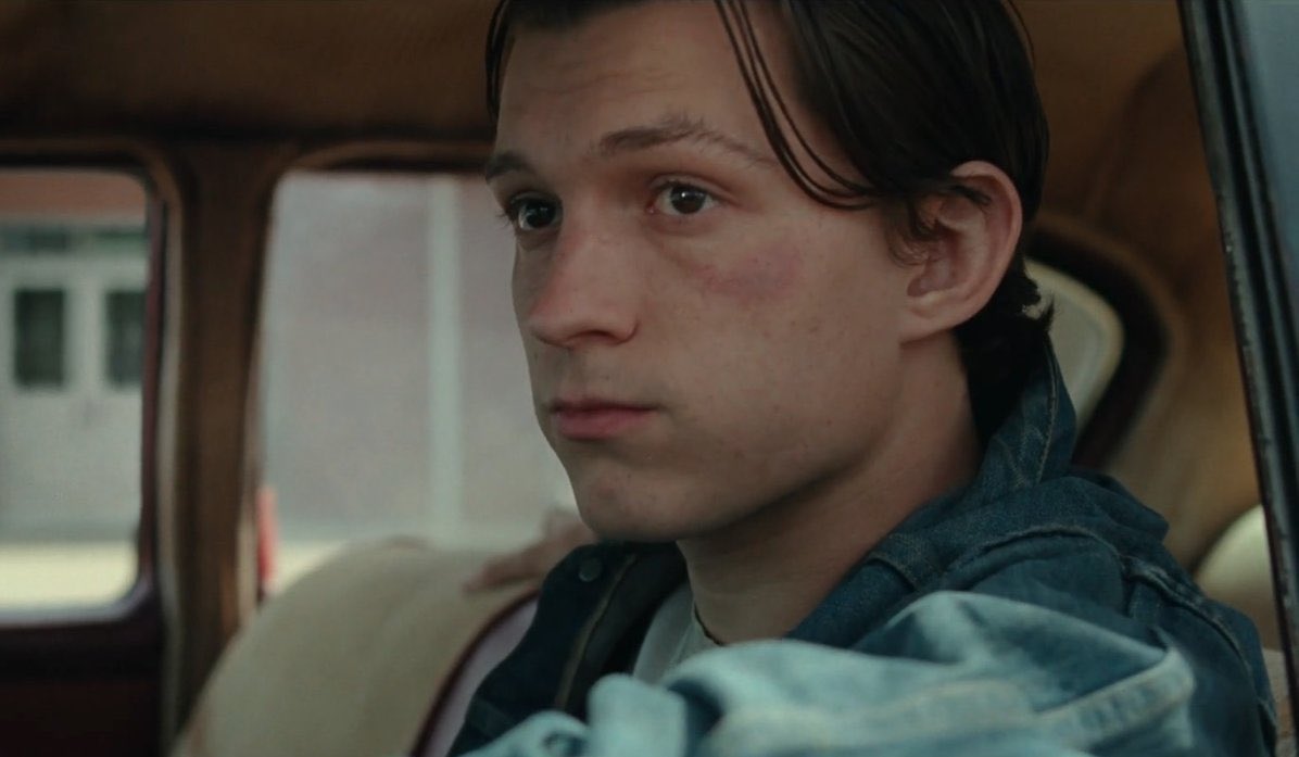 tom as arvin russell in the devil all the time (2020)