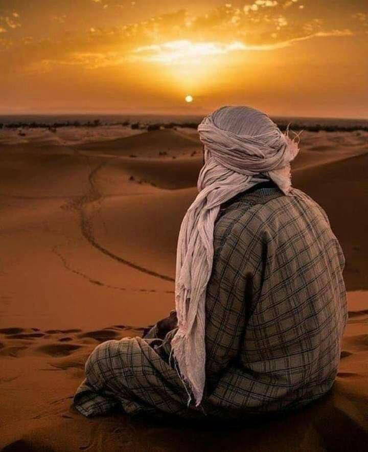 قال الأصمعي : 

سمعتُ أعرابياً يقول : 

" غَفَلنا ولم يَغْفُلِ الدهرُ عنّا، فلم نتّعظ بغيرنا حتى وُعِظ غيرُنا بنا، فقد أدركتِ السعادةُ من تَنبّه، وأدركت الشقاوة من غفَل، وكَفى بالتجربة واعظاً. " 

📕: زهر الأداب وثمر الألباب - القيرواني