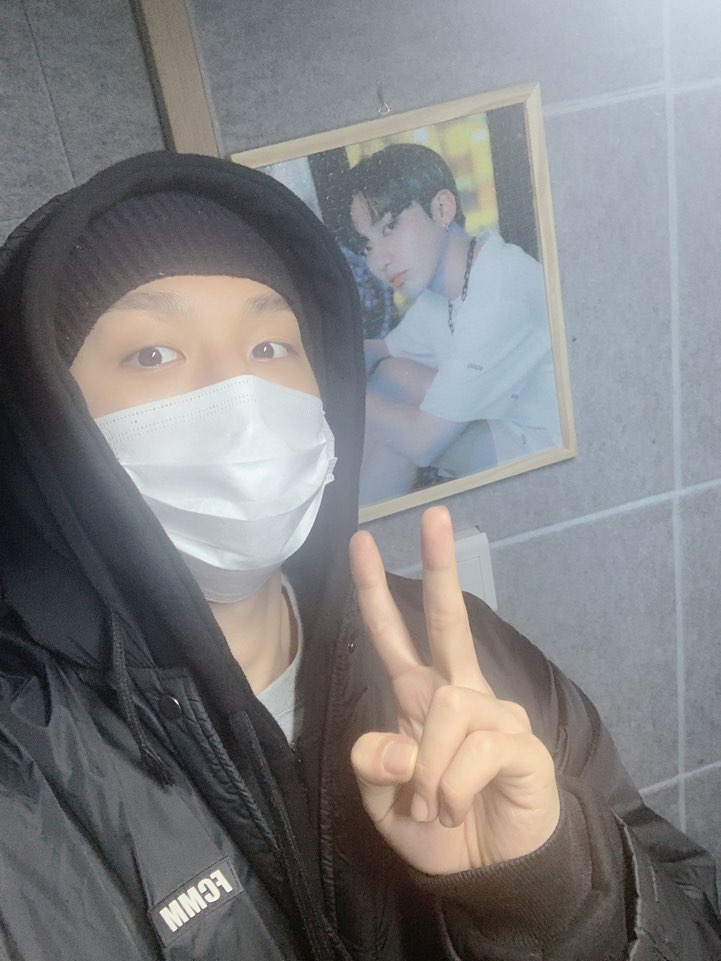 MontOfficial's tweet photo. #나라찬 #몬트
코로나와 추운날씨에는 이복장을!!

근데 뒤에누구지?ㅎ https://t.co/SoVaC4mpOk