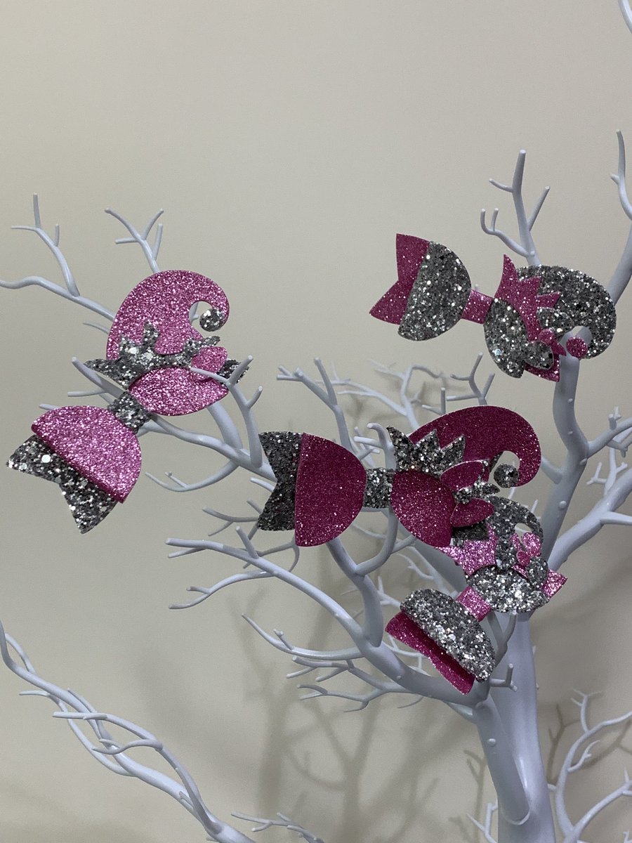 Spoilt_Kitty_'s tweet photo. I’m soooooo in love with these Little Elf hair clips... Pink and glitter, what more could a girl want?? Hehe!! 
Available on my website now xxx

https://t.co/gqerApCIcf

#christmaself #littleelf #hairaccessories #spoiltkitty #secretsanta #cutebows #christmasbow #handmadegifts https://t.co/cllGGKWibP