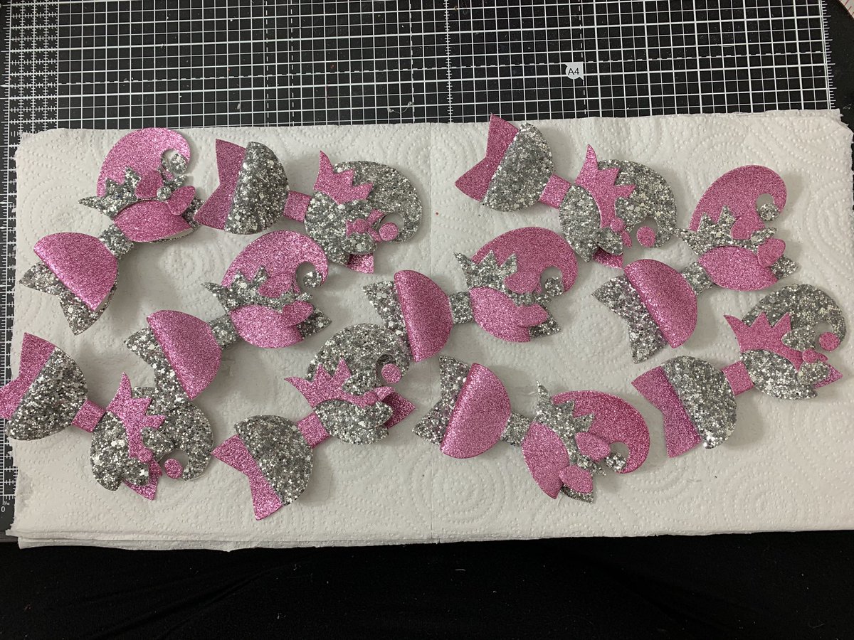 Spoilt_Kitty_'s tweet photo. I’m soooooo in love with these Little Elf hair clips... Pink and glitter, what more could a girl want?? Hehe!! 
Available on my website now xxx

https://t.co/gqerApCIcf

#christmaself #littleelf #hairaccessories #spoiltkitty #secretsanta #cutebows #christmasbow #handmadegifts https://t.co/cllGGKWibP
