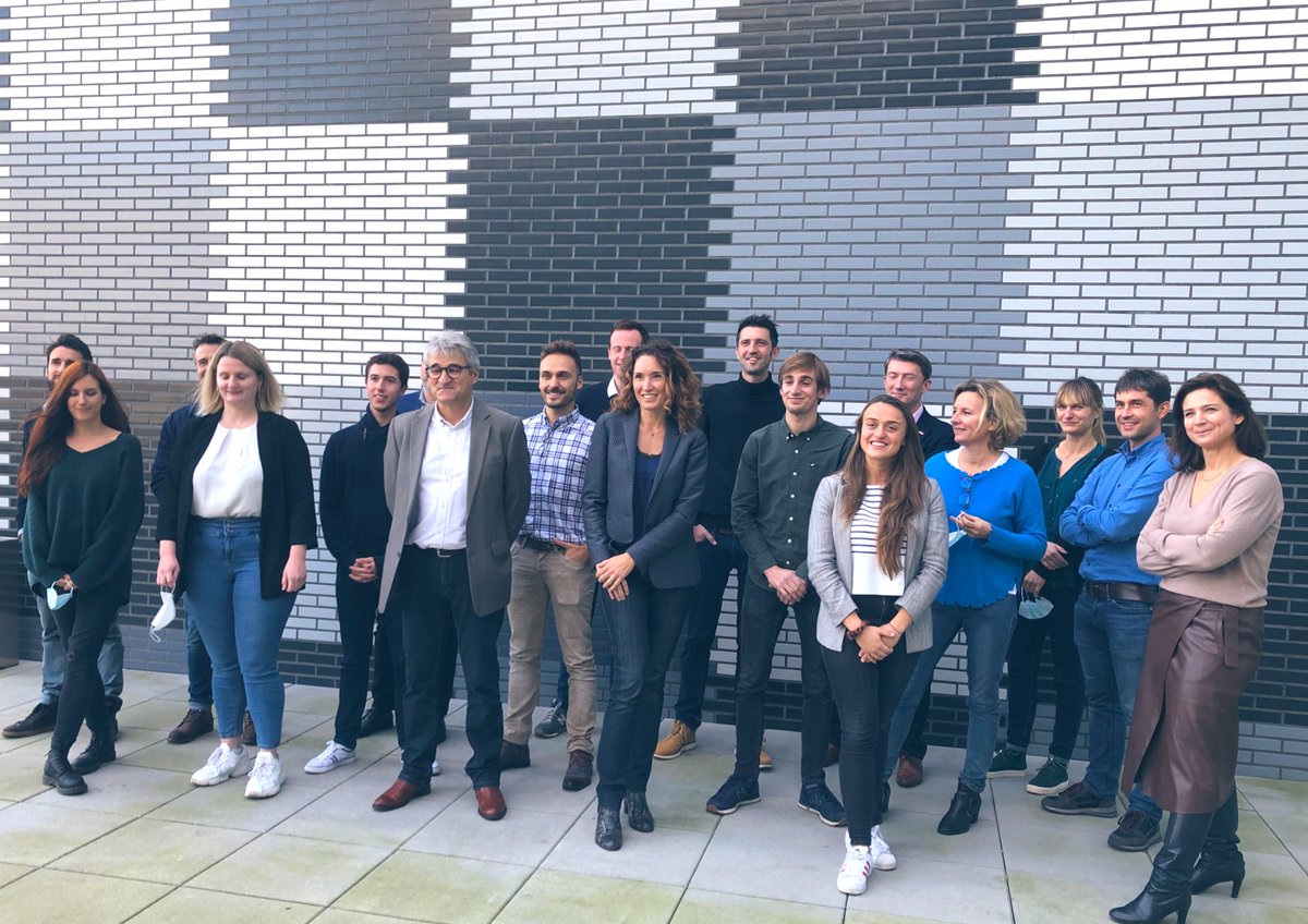 Photo de famille sur la terrasse du #Mediacampus pour <a href="/MSLacarrau/">Marie-Sophie Lacarrau</a>  et les journalistes des bureaux Internep #Nantes #Caen #Brest. Prêts pour le nouveau #JT13h <a href="/TF1/">TF1</a>  ! 🚀