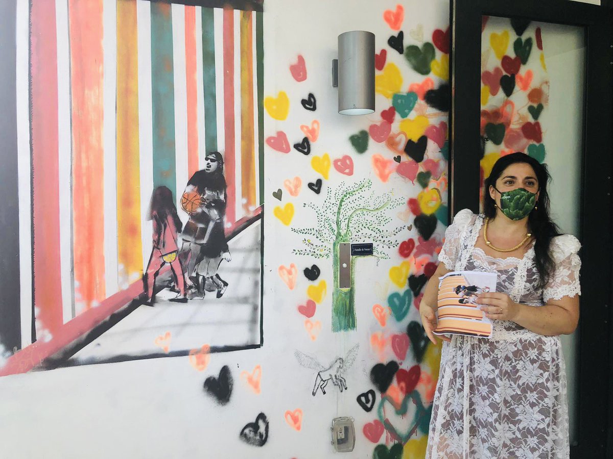 MiamiAccueil's tweet photo. 🎨 Café-rencontre Arty du mois d’octobre avec la photographe  @JessideVreeze qui nous a ouvert les portes de son atelier ! Un grand merci à notre bénévole Géraldine pour son organisation et merci à tous d’avoir répondu présent 😉 #caferencontre #fiafe #formidablereseau https://t.co/N29M1V1cDG