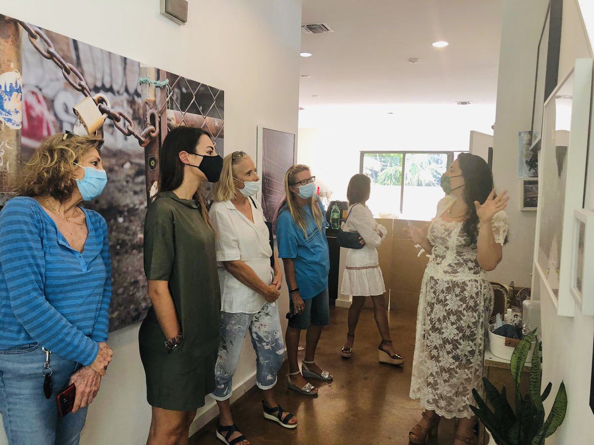 MiamiAccueil's tweet photo. 🎨 Café-rencontre Arty du mois d’octobre avec la photographe  @JessideVreeze qui nous a ouvert les portes de son atelier ! Un grand merci à notre bénévole Géraldine pour son organisation et merci à tous d’avoir répondu présent 😉 #caferencontre #fiafe #formidablereseau https://t.co/N29M1V1cDG