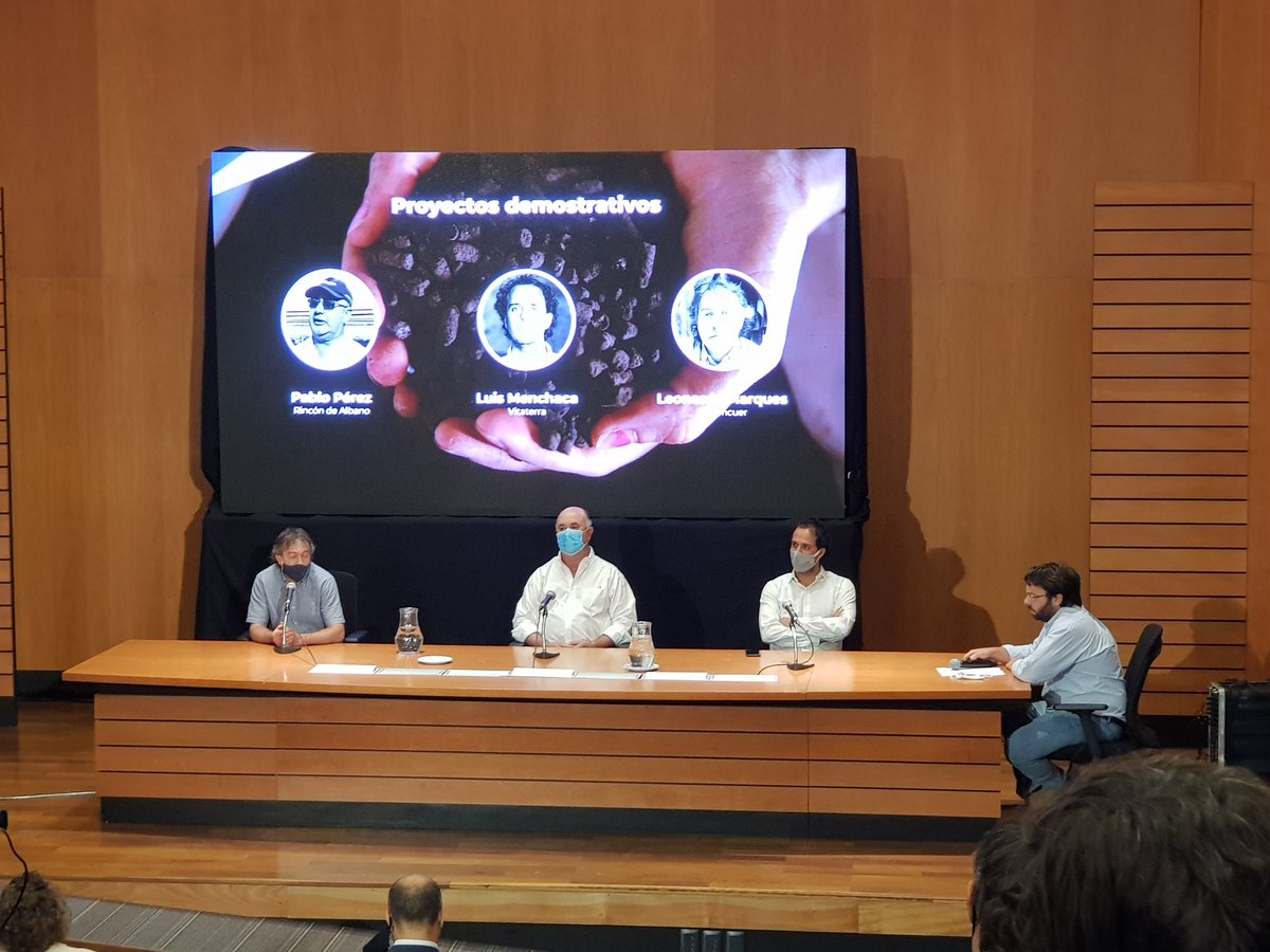JorgeMarzaroli's tweet photo. @biovalor excelente cierre con productores y empresarios comprometidos, investigadores validando tecnologías d transición hacia una sostenibilidad y regeneración d los ecosistemas y un equipo interministerial trabajado con @ONUDI_conosur @INIA_UY @INALE_UY @MGAPUruguay @Udelaruy https://t.co/EGqFATbEvN