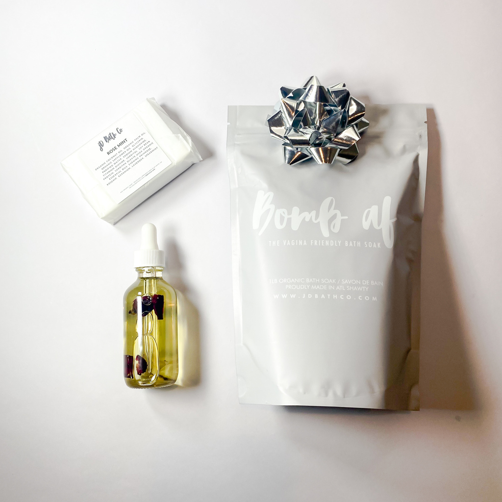 jdbathco's tweet image. Meet the new $35 Set 🛀🏾

2oz Bath Soak • 2oz Rose Oil • 4oz Soap 

This set comes in Rosey B with Rose Mint soap and After Moon with Vanilla Mint soap.

You can also upgrade to a 1LB bath soak for a few dollars more.

jdbathco.com/collections/pr…

BeautyRoutine #BombAF #GiftIdeas