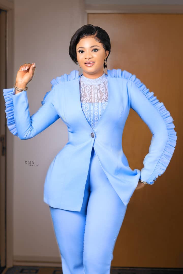 g_nonye's tweet photo. Life is so short to waste it hating on anybody. Just wear a gorgeous outfit, go to your street, greet everyone and go home. Laugh as much as you can to all the free cinema you watch on the street as walk by. #unpredictableerica #Happiness #BurnaXGrammy #lagosfashion #prido https://t.co/cpa25UFqzg