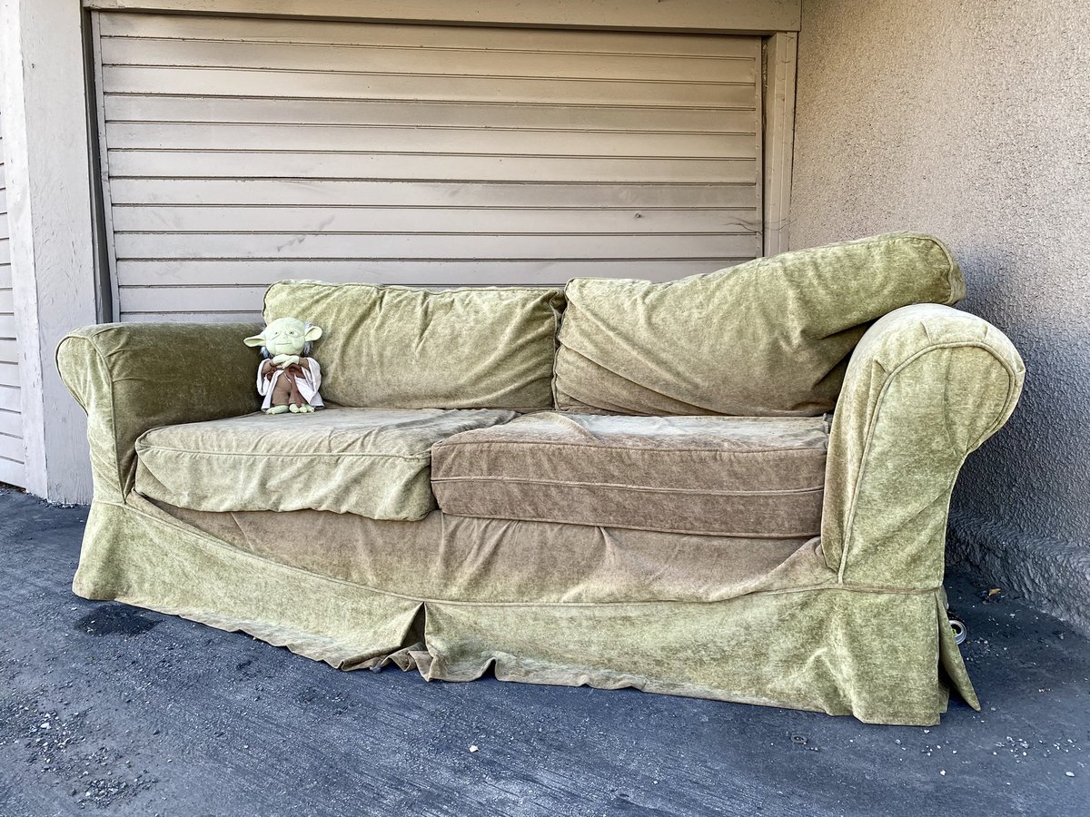 Perfect for my hut on Dagobah this free couch from Redondo Beach will be. Matches my decor it does! #haveyouseenafreecouch