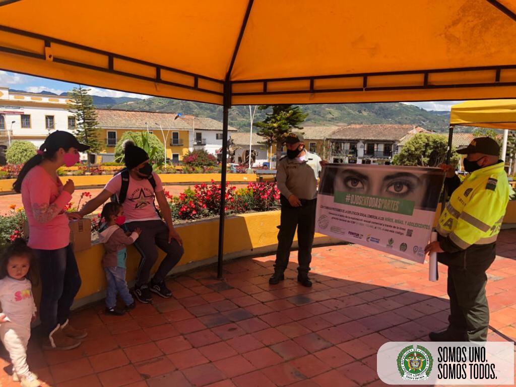 PoliciaBoyaca's tweet photo. En #Turmeque adelantamos campaña preventiva #OjosEnTodasPartes, con la cual buscamos generar conciencia en la comunidad para evitar la explotación sexual y comercial de niños niñas y adolescentes. #SomosUnoSomosTodos
@ProteccionPonal
@Region1Policia https://t.co/O2EKyzuwAO