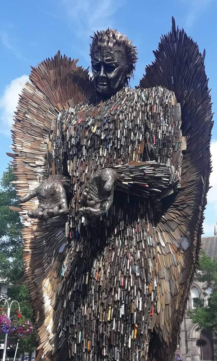 'Knife Angel' sculpted from 100 000 knives collected in a weapons amnesty in England.
Artist: @AlfieBradley1