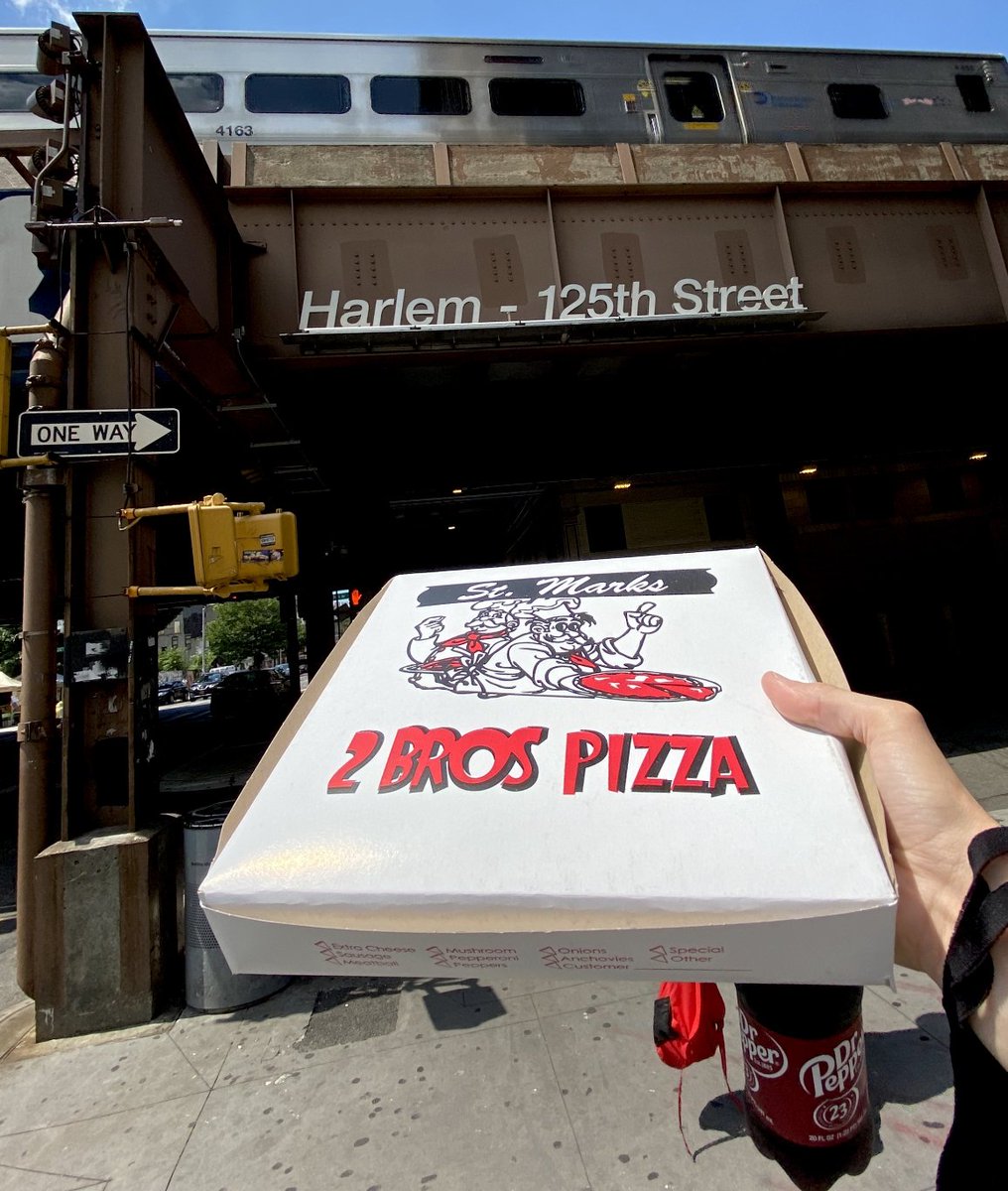 naskavets's tweet image. Чтобы наконец-то стать тысячником, запускаю тред с бытовыми фактами про Нью-Йорк.

С вас неистово ставить лайки, а лучше ретвитить. С меня куча интересных и прикольных фактов и фото про Нью-Йорк.