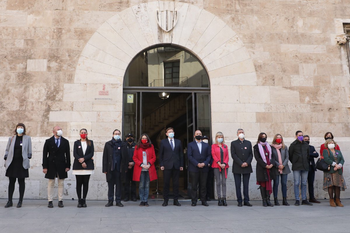 generalitat's tweet photo. 🟣🏛 @ximopuig guarda tres minuts de silenci, juntament amb la vicepresidenta @monicaoltra, el vicepresident segon @rmartinezdalmau i membres del Consell, pel #25N, Dia Internacional per a l'Eliminació de la Violència contra les Dones
#HoContesComHoContes
#ÉsViolènciaSexual https://t.co/eOz8klErmO