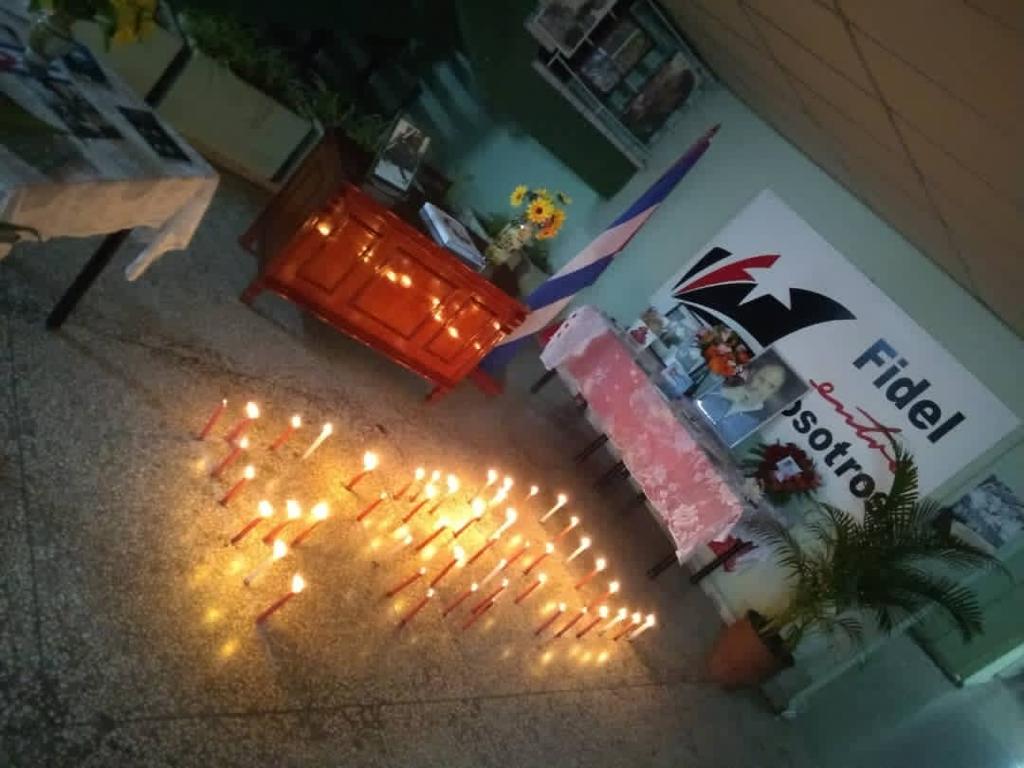 #Fidel es #Fidel. En el sitio donde firmara el libro de visitantes al momento de la fundación en 1986 de la UCM SSP nuestro eterno #Comandante, estudiantes cubanos y de otras partes del mundo rindieron merecido homenaje.
<a href="/UJCdeCuba/">UJC de Cuba</a> <a href="/DiazCanelB/">Miguel Díaz-Canel Bermúdez</a> <a href="/ujcssp/">UJC Sancti Spíritus</a> <a href="/acosta_diosvany/">Diosvany Acosta</a>