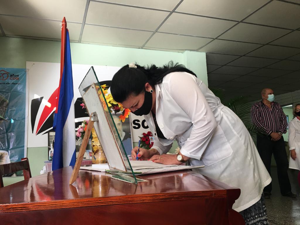 RevistaSpimed's tweet photo. Simbolizan estudiantes y profesores de la @UCM_StiSpiritus firma del libro de visitantes, en el mismo lugar que lo hiciera nuestro #Fidel en la inauguracion de esta Alma Mater. @UJCdeCuba @acosta_diosvany @DiazCanelB @martin_deivy @MINSAPCuba @ujcssp @PresidenciaCuba @chinea_diaz https://t.co/0IKtHybfBu