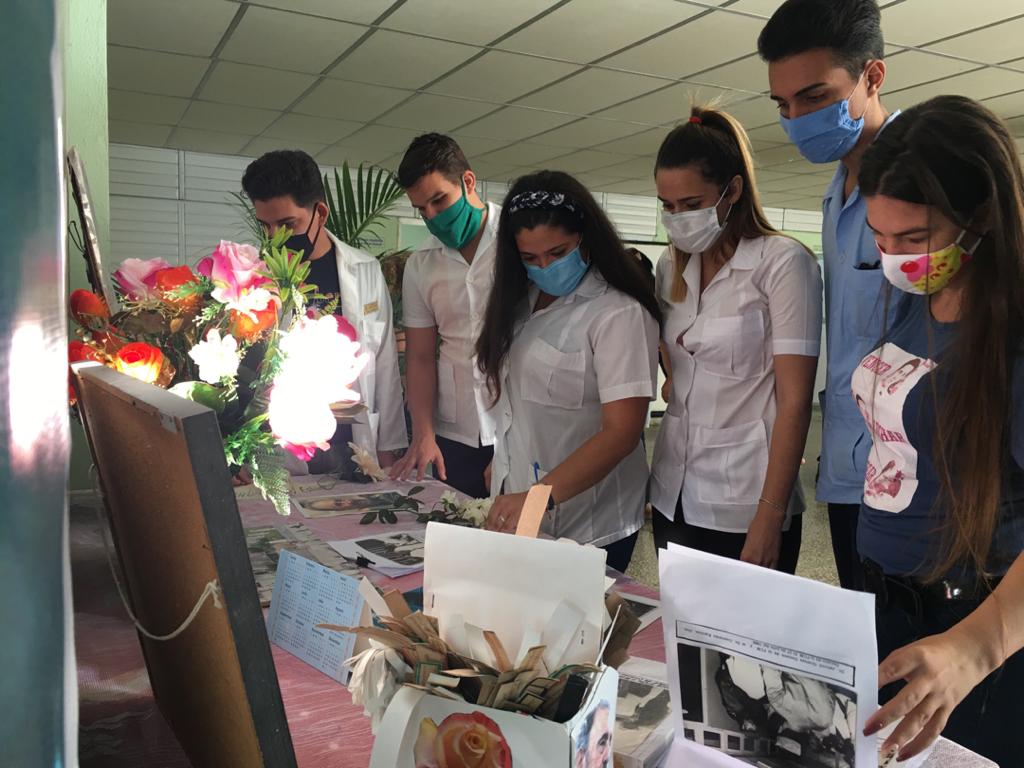 Simbolizan estudiantes y profesores de la <a href="/UCM_StiSpiritus/">UCMSS</a> firma del libro de visitantes, en el mismo lugar que lo hiciera nuestro #Fidel en la inauguracion de esta Alma Mater. <a href="/UJCdeCuba/">UJC de Cuba</a> <a href="/acosta_diosvany/">Diosvany Acosta</a> <a href="/DiazCanelB/">Miguel Díaz-Canel Bermúdez</a> <a href="/martin_deivy/">Deivy Pérez Martín</a> <a href="/MINSAPCuba/">Ministerio de Salud Pública de Cuba</a> <a href="/ujcssp/">UJC Sancti Spíritus</a> <a href="/PresidenciaCuba/">Presidencia Cuba 🇨🇺</a> <a href="/chinea_diaz/">Yadira Diaz Chinea</a>