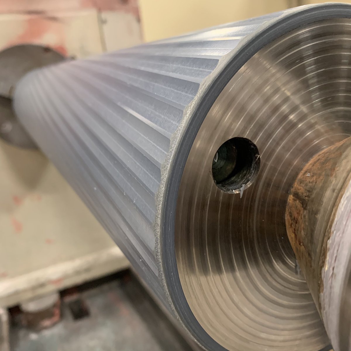 KV_Rol's tweet photo. Couple of spiralled Rilsan Rollers going through this afternoon - https://t.co/OHdUTqaIkj  #kvrollers @KV_Rol #spiralrollers #ukmanufacturing #rilsanrollers #rilsangroovedrollers #printingrollers #recoveredrilsanrollers #kbacolorarollers #inktransferroller https://t.co/fHpz3733DH