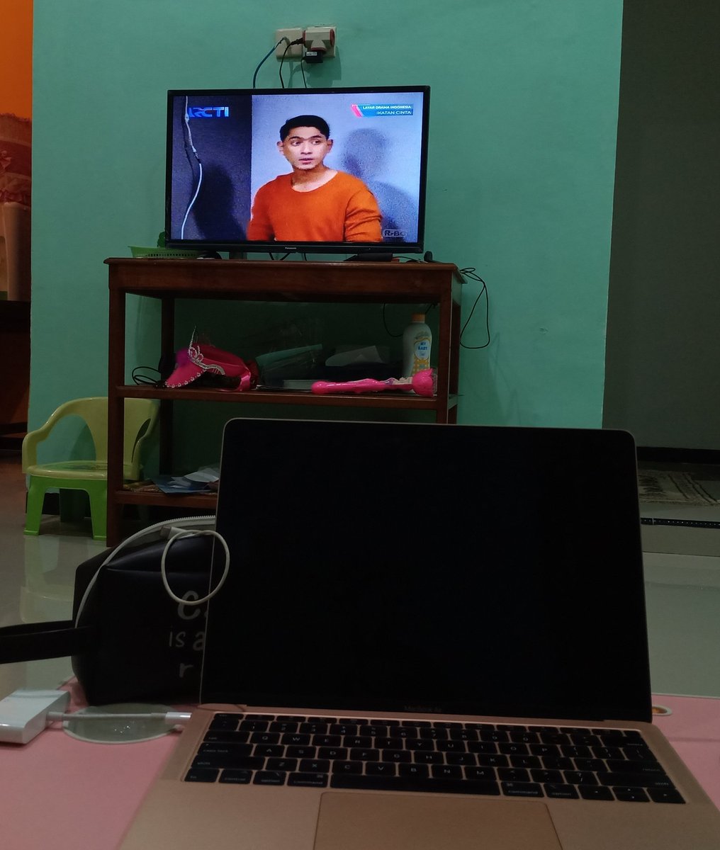 Saat pesona Mas Aldebaran Alfahri mengalahkan pesona kerjaan kantor yang ada di laptop... 😂😂