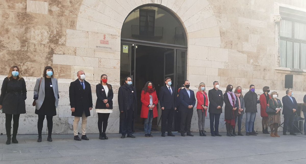 GVAagricultura's tweet photo. #25N Dia Internacional per a l'Eliminació de la Violència contra les Dones. Concentració silenciosa del Consell en record de les dones assassinades i en senyal de condemna frontal a la violència masclista
#HoContesComHoContes #ÉsViolènciaSexual https://t.co/sHUaRmXt5b