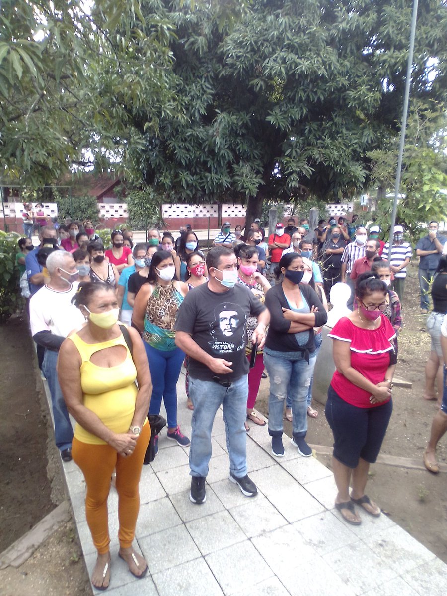 DGERafaelFreyre's tweet photo. Somos continuidad de la obra de la Revolución porque el legado del Comandante Fidel Castro Ruz, está presente en cada educador, su ejemplo, sus enseñanzas, la llevamos en nuestro corazón en el quehacer diario. #FidelPorSiempre #EducacionHolguin https://t.co/8xl7eBn03x
