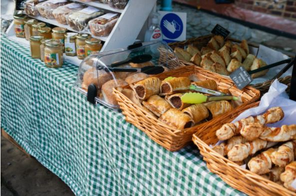 MVforBusiness's tweet image. Support local businesses and pick up a bargain at one of #MoleValley&apos;s many markets.

Street markets, food floats, artisan markets, famers markets, local craft markets! We have it all! Plus upcoming #Christmas markets.

molevalleytogether.co.uk/markets-christ…