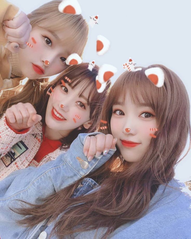 Bom dia, wiz*ones! Hoje vamos apresentar no Show Champion e estamos bastante ansiosas, então resolvemos tirar algumas selcas fofas para descontrair, gostaram? Agora é hora das pichulas almoçarem, voltamos depois. Se cuidem, amamos vocês!

#NAKO