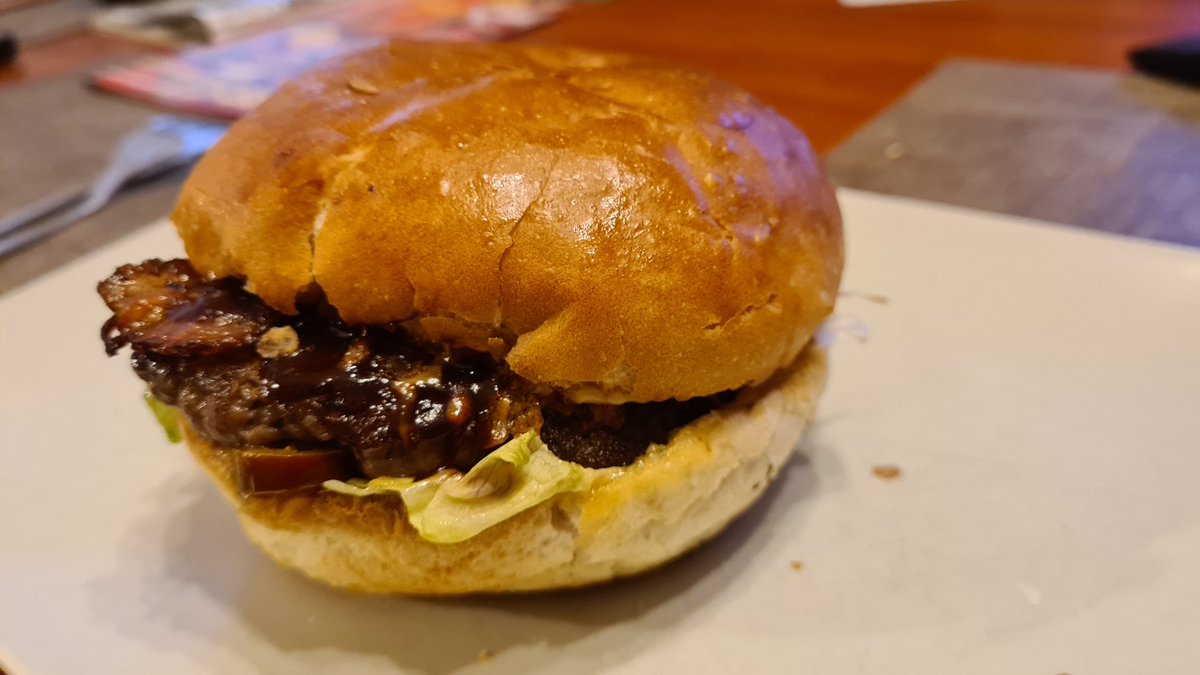 Pogotowie_IT's tweet photo. Burger #JackTrack 🍔
wołowina 🐄, ser chedar 🧀, becon 🥓, pomidor 🍅, ogórek🥒, sałata 🥬, rukola, papryka japaleno 🌶, prażona cebula 🧅, konfitura z cebuli na bazie #whisky 🥃
#WspieramyPolskąGastronomię #MuremZaGastro https://t.co/dYjzCsiL4H