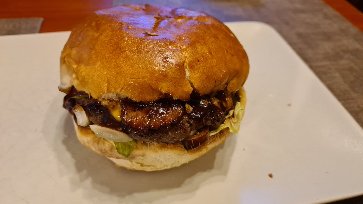 Pogotowie_IT's tweet photo. Burger #JackTrack 🍔
wołowina 🐄, ser chedar 🧀, becon 🥓, pomidor 🍅, ogórek🥒, sałata 🥬, rukola, papryka japaleno 🌶, prażona cebula 🧅, konfitura z cebuli na bazie #whisky 🥃
#WspieramyPolskąGastronomię #MuremZaGastro https://t.co/dYjzCsiL4H
