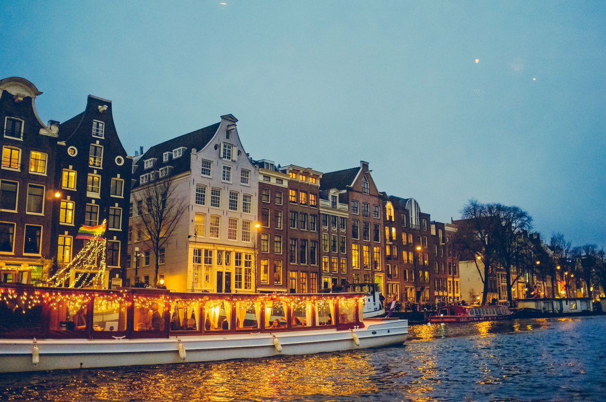 ParkingCentrum's tweet photo. Je kunt nog steeds op een verantwoorde manier Amsterdam verkennen. En wat is nou leuker dan dit te doen met een ervaren gids, namelijk Lex van @easternlexperiences. Mensen bewegen meer en leuker te bewegen in de stad, dat is zijn visie. Lees hier meer:  https://t.co/ifbzdh92ij https://t.co/kxoDEkJ2xQ
